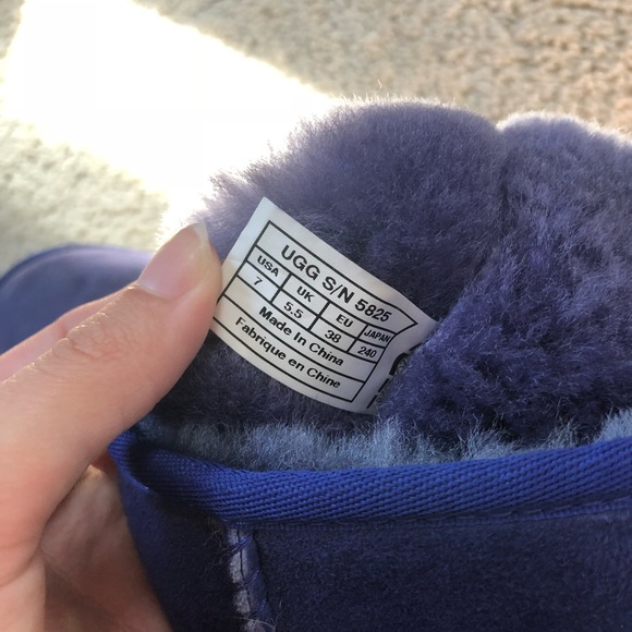 UGG Short Classic Boots - Picture 5 of 5